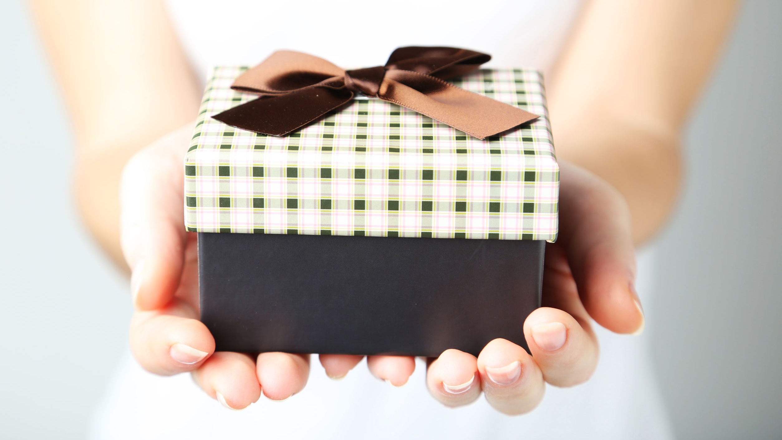 Можно ли дарить подарок на 40 лет. Подарок в руках. Подарочная коробка "руки". Подарочная коробочка в руках. Подарок сюрприз.