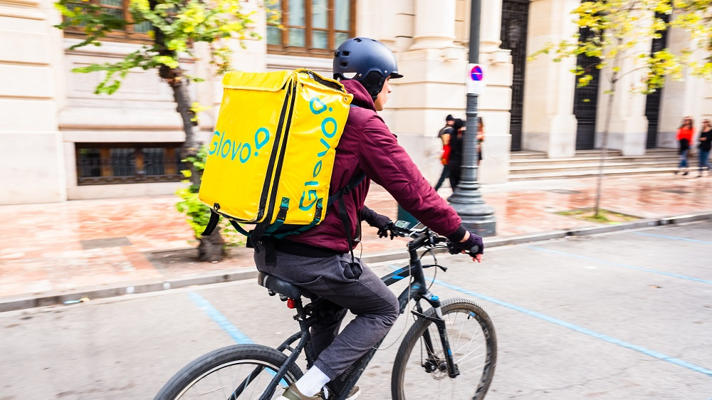 Glovo beboet voor inzetten illegalen