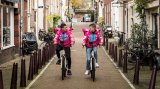 Ontevreden riders overhandigen petitie aan flitsbezorgers in Amsterdam