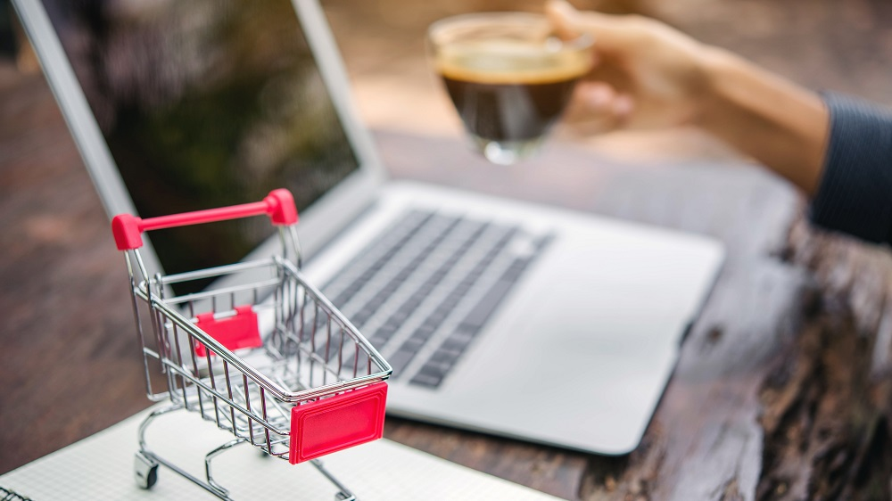 Online bestedingen nemen af door minder uitgaven aan diensten