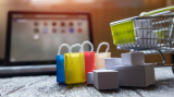 Minder uitgaven aan reizen drukken online bestedingen