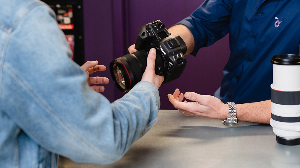 Cameranu richt lens op hergebruik apparatuur