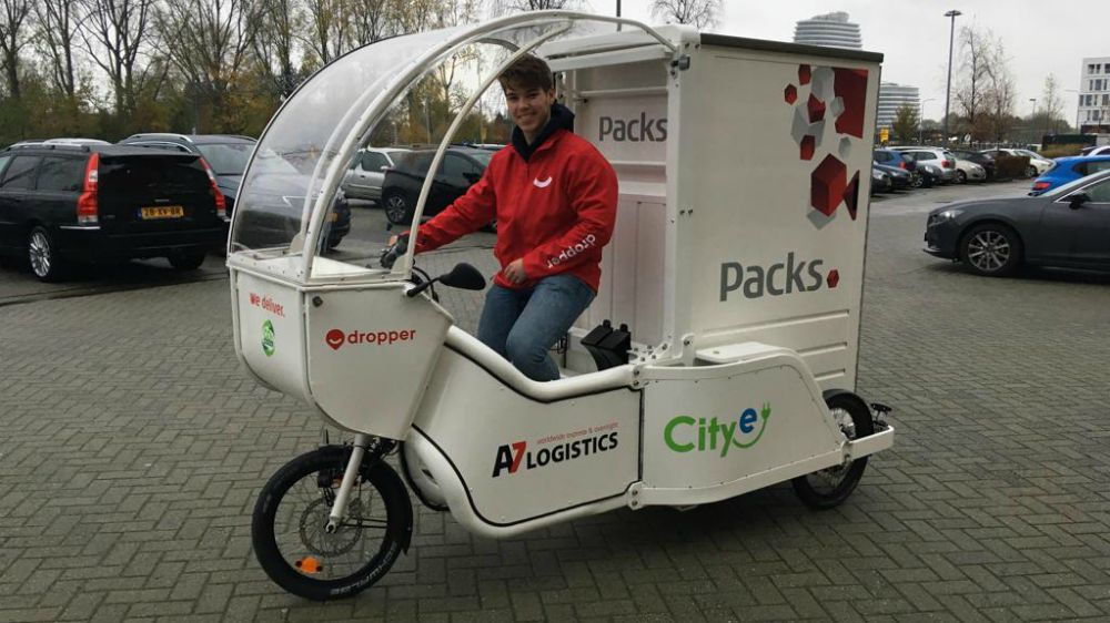 Packs bezorgt met driewieler-bezorgfiets in Groningen