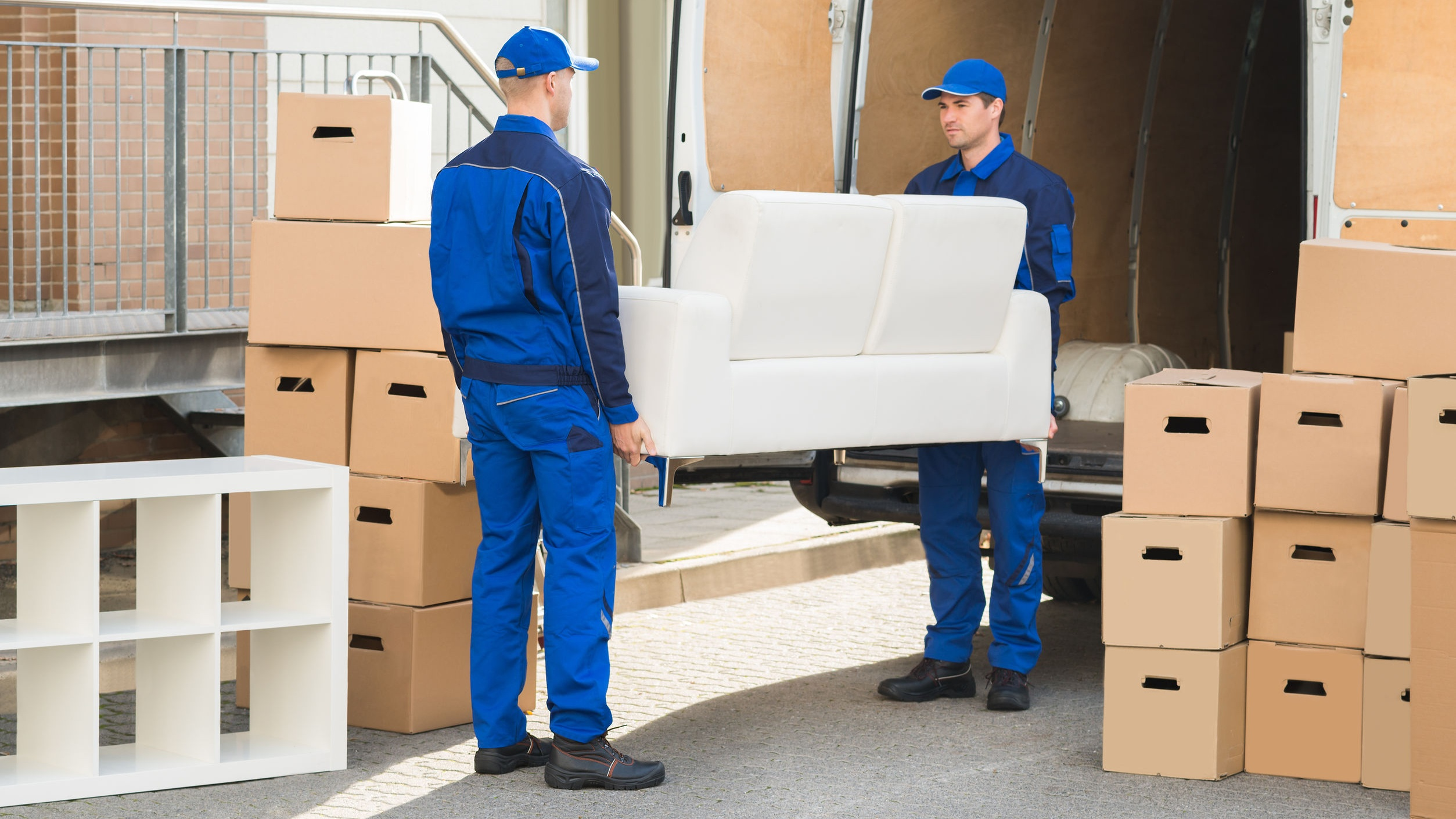 PostNL monteert nu ook bestelde meubels thuis