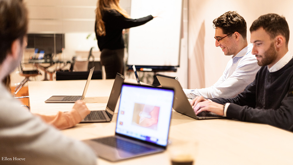 Kennisontwikkeling in digital; insourcen, outsourcen of co-sourcen