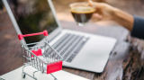 Online bestedingen nemen af door minder uitgaven aan diensten