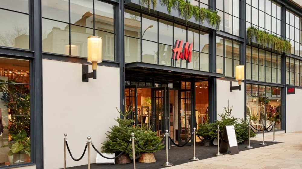 H&M groeit online, sluit 350 winkels